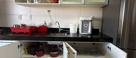 ثلاجة، ميكروويف، فرن، موقد طهي مسطح