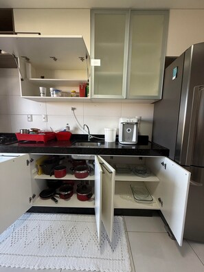 Fridge, microwave, oven, stovetop - Mandara Kauai Apartamento Maison 148 m2 (Aquiraz)