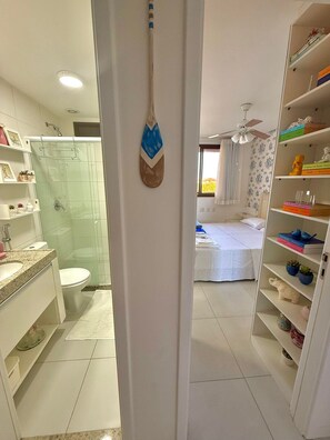 Chuveiro, toalhas de banho