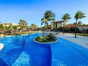 3 utendørsbassenger, bassengtelt (inkludert) og bassengparasoller