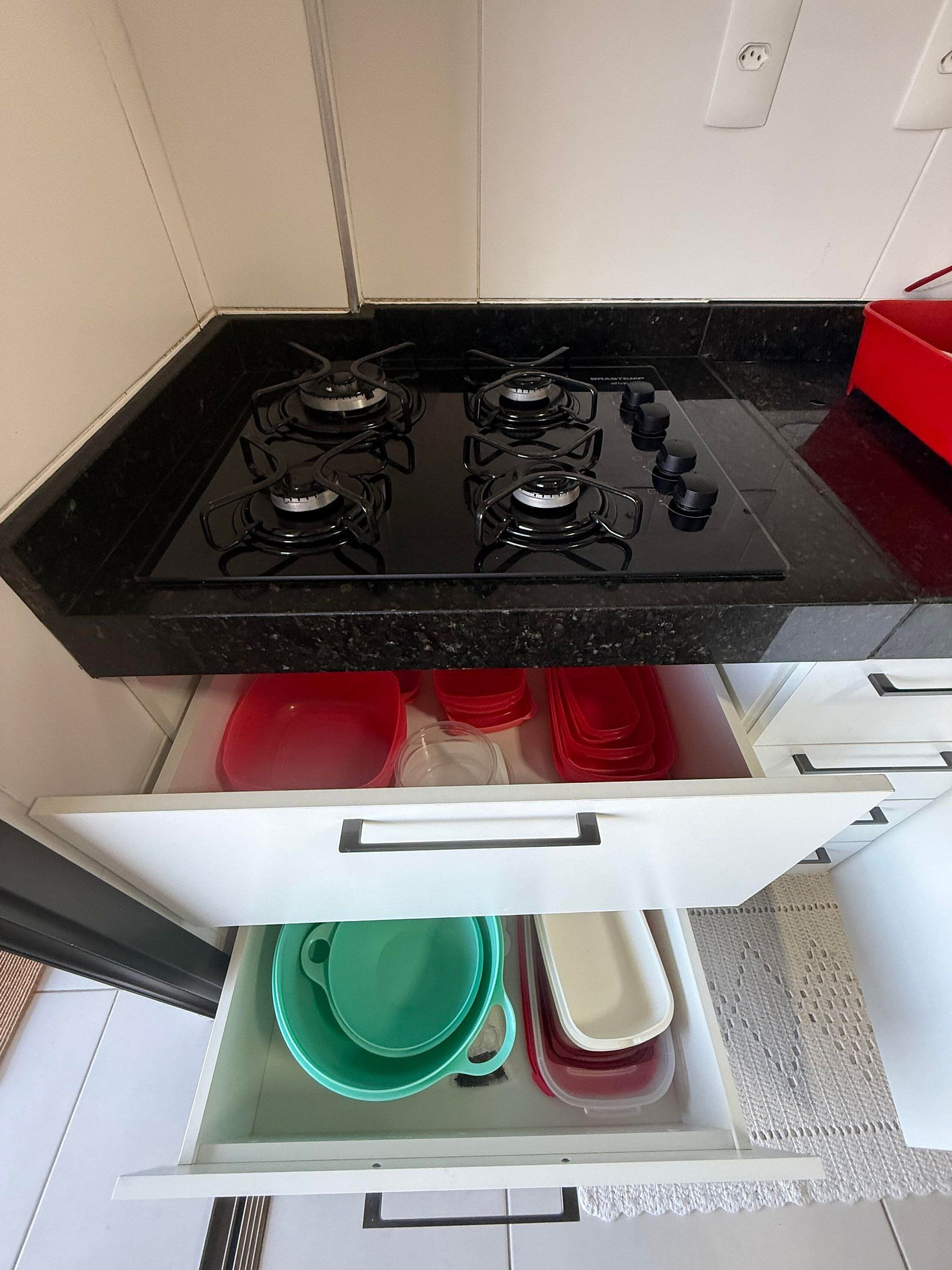 Geladeira, micro-ondas, fogão, cooktop