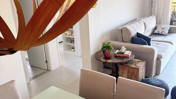 Apartamento club | Sala de estar | TV de tela plana 50 polegadas com canais a cabo, TV