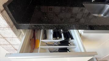 Apartamento club | Cozinha privada | Geladeira, micro-ondas, fogão, cooktop