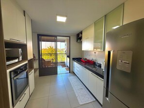 冰箱、微波炉、烤箱、炉灶