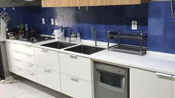 Club Apartment | Private kitchen | Fridge, microwave, oven, stovetop