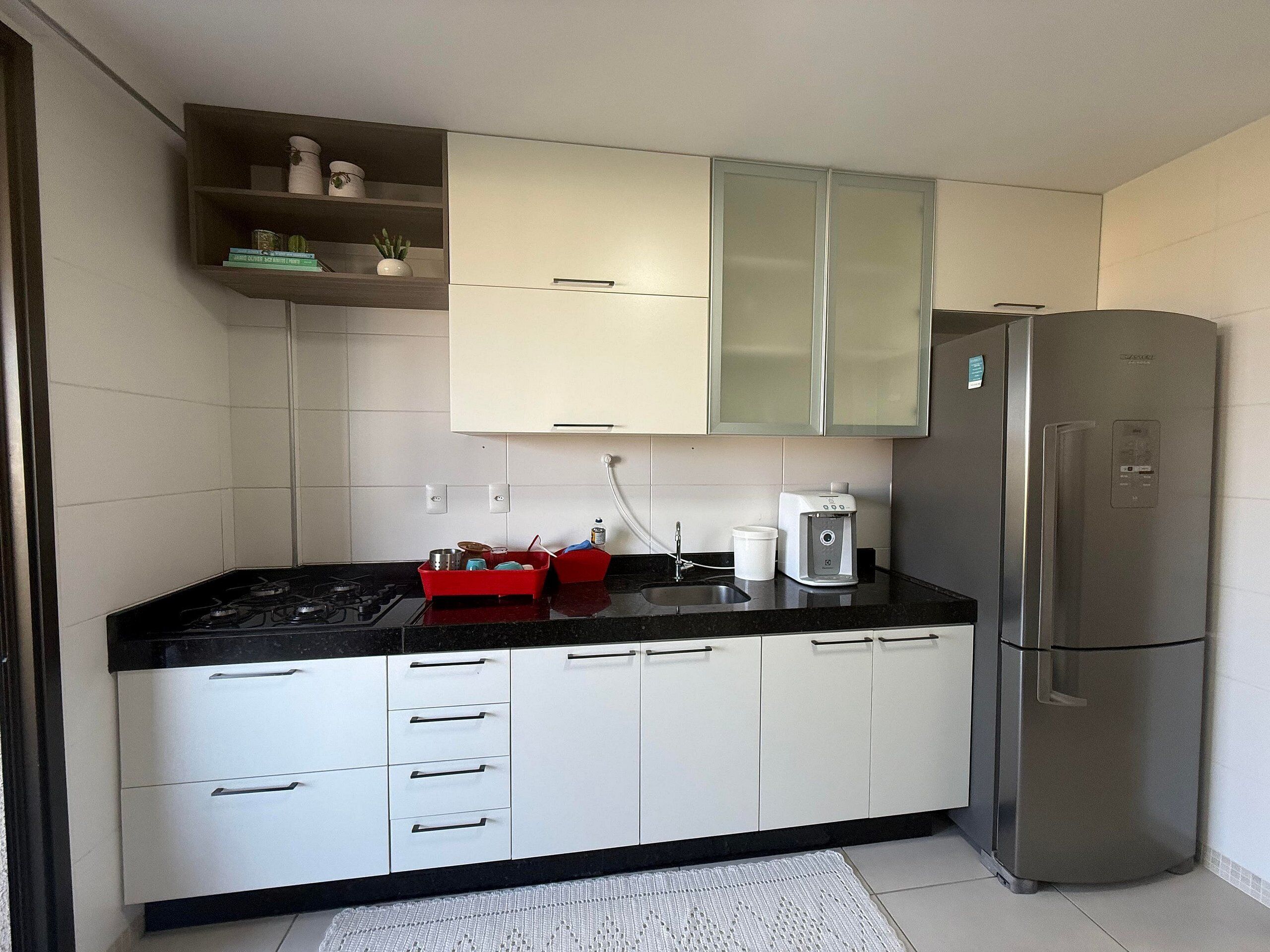 Geladeira, micro-ondas, fogão, cooktop