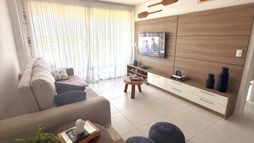 Apartamento club | Sala de estar | TV de tela plana 50 polegadas com canais a cabo, TV