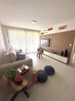 Club Apartment | Living room | 50-inch flat-screen TV with cable channels, TV - Mandara Kauai Apartamento Maison 148 m2 (Aquiraz)