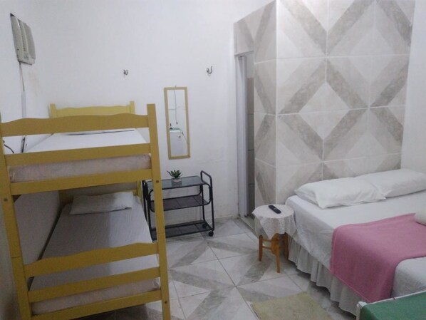 Habitación triple económica | Minibar, wifi gratis, ropa de cama