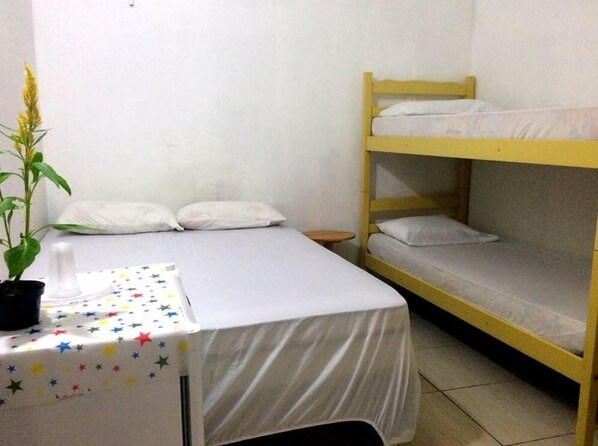 Chambre Triple Économique | Minibar, Wi-Fi gratuit, draps fournis