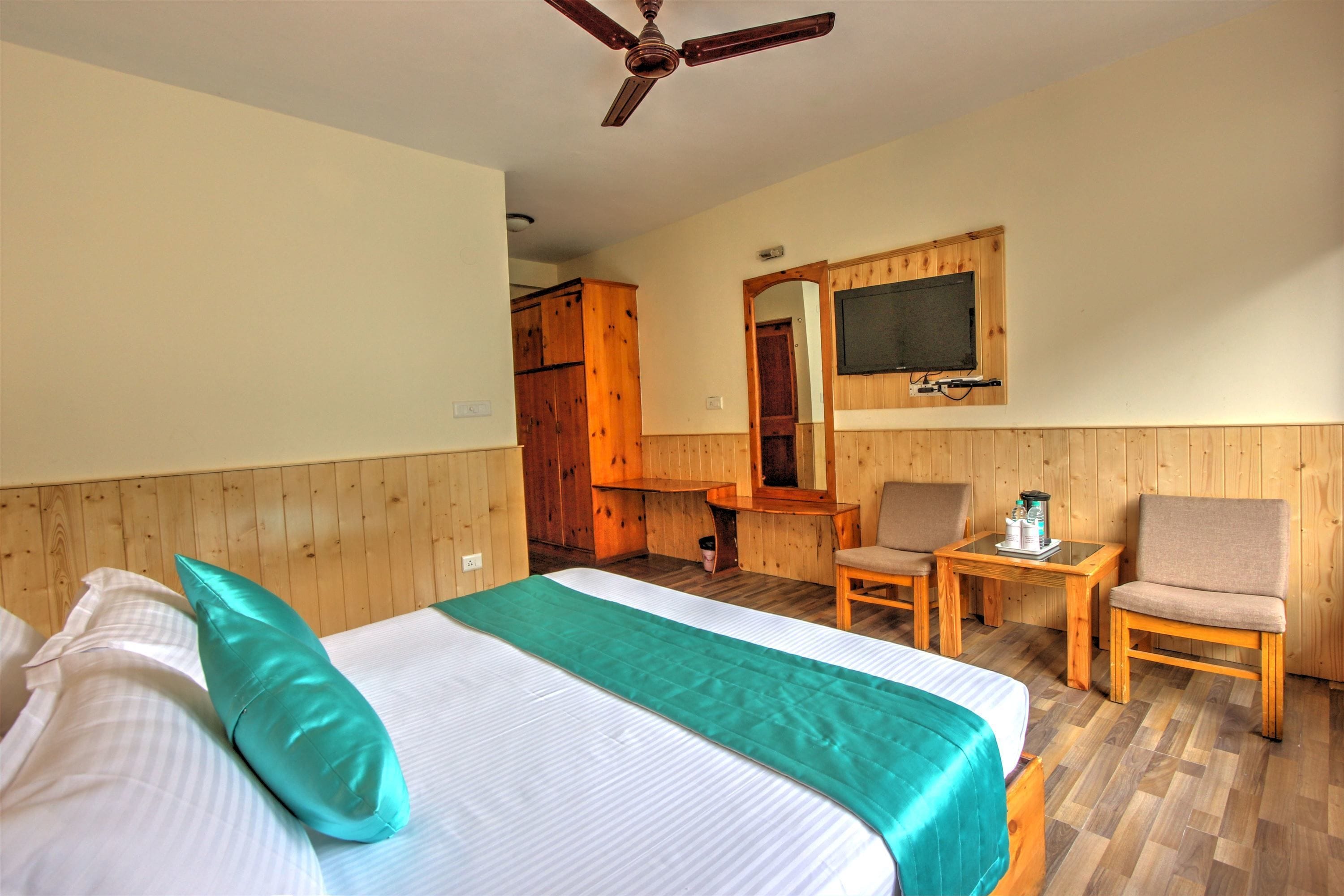 Habitación doble Deluxe, 1 habitación, balcón, vista a la ciudad | Sábanas de algodón egipcio, ropa de cama de alta calidad y escritorio 