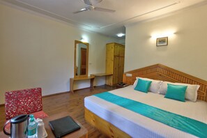 Habitación básica, vista a la colina | Sábanas de algodón egipcio, ropa de cama de alta calidad y escritorio 