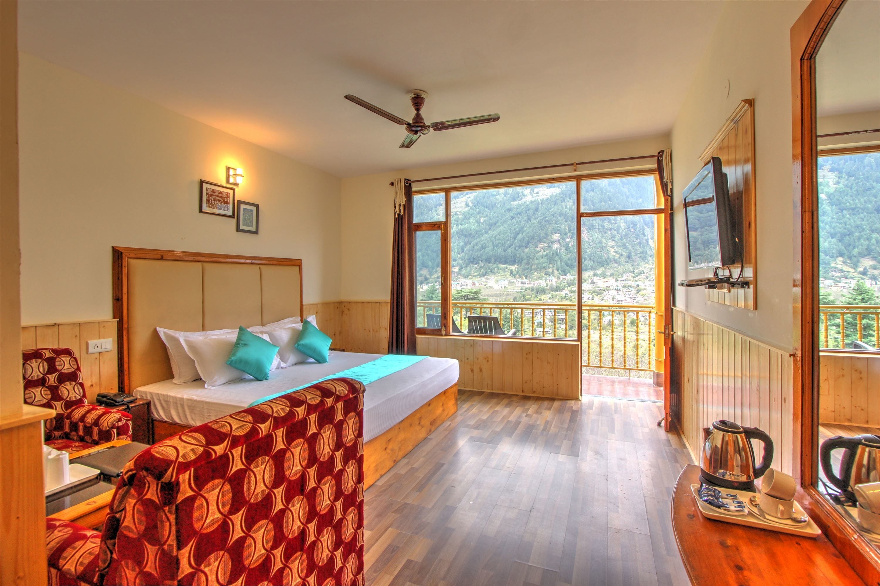 ラグジュアリー ルーム 1 ベッドルーム バルコニー マウンテンビュー | エジプト綿のシーツ、高級寝具、デスク、防音設備