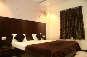 In-room safe, individually furnished, desk, laptop workspace