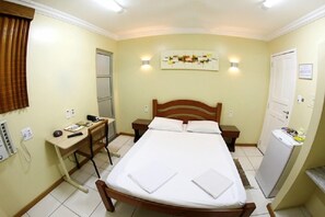 Minibar, safe på rommet, skrivebord og blendingsgardiner