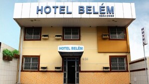 Un edificio con un letrero que dice "HOTEL BELÉM" y un número de teléfono.