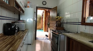 Maison, 3 chambres | Cuisine privée | Réfrigérateur, four à micro-ondes, un four, vaisselle et ustensiles