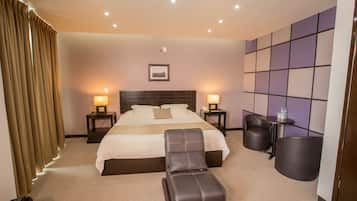 Suite junior, 1 habitación | Caja de seguridad en la habitación y escritorio