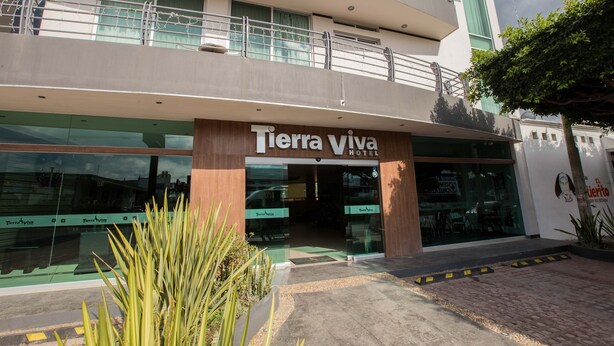 The exterior of Tierra Viva Hotel with a modern design, featuring a prominent entrance and a balcony on the upper floor. - Tierra Viva Hotel (Comitan de Dominguez)