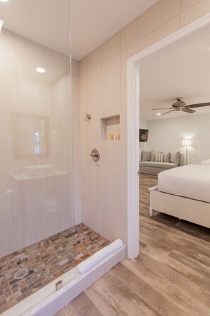 Family Double Queen Room | Bathroom | Shower, free toiletries, hair dryer, towels - Lost Inn Paradise (Cocoa Beach)