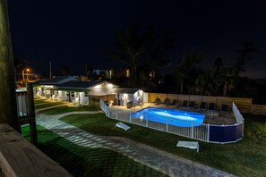 حمّام سباحة خارجي، مقاعد للتشمس