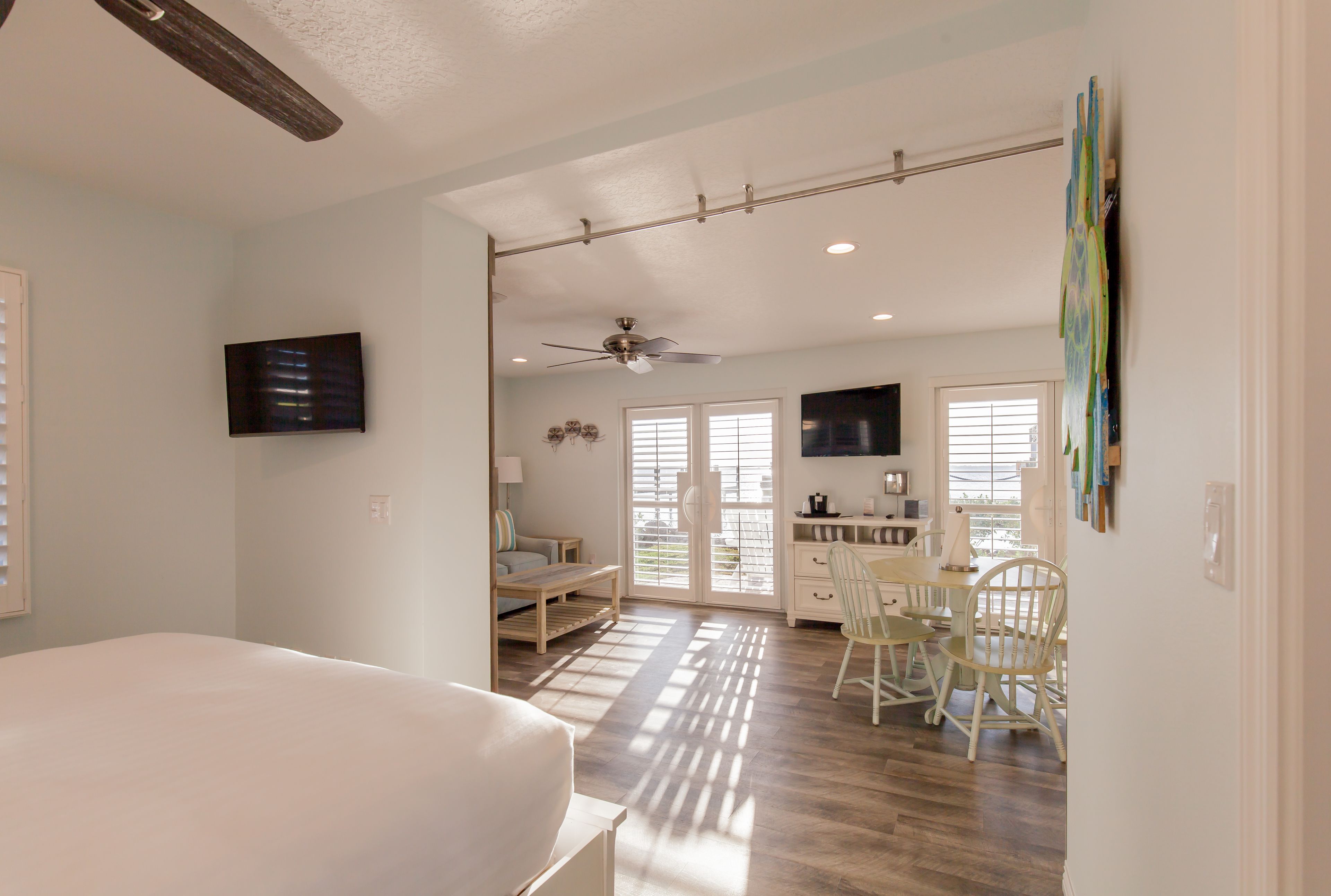 单人房, 1 张大床和 1 张沙发床, 河景 | 高档床上用品、客房内保险箱、笔记本电脑工作区、免费 WiFi