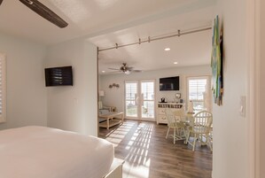 Ropa de cama de alta calidad y caja de seguridad en la habitación 