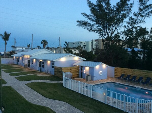 واجهة المنشأة - في المساء/الليل