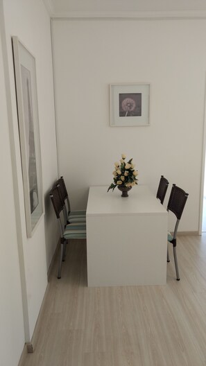 Apartment (K1X$02) | In-room dining - Apartamento Santos Dumont 64 (Campinas)