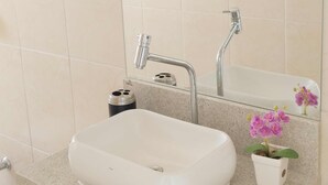 Apartment (K1X$02) | Bathroom sink