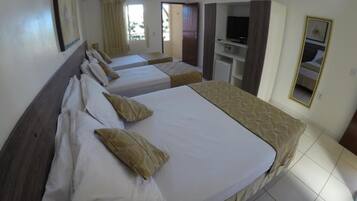 Minibar, tabla de planchar con plancha, wifi gratis y ropa de cama