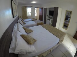 Minibar, tabla de planchar con plancha, wifi gratis y ropa de cama