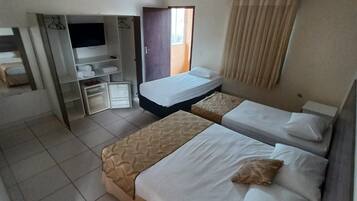 Chambre Quadruple | Minibar, fer et planche Ă repasser, Wi-Fi gratuit, draps fournis