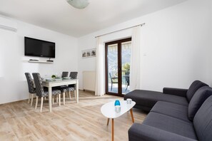 公寓, 2 间卧室, 阳台, 海景 | 起居区 | 平板电视