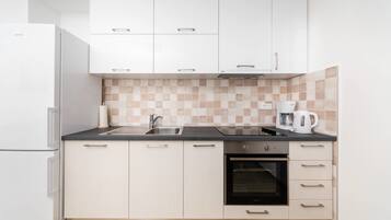 Apartemen, 2 kamar tidur, balkon, pemandangan laut | Dapur pribadi | Mesin pembuat kopi/teh, lemari es besar, oven, dan kompor