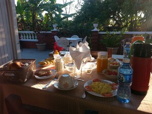 Daily continental breakfast (EUR 4.00 per person)