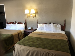 Escritorio, espacio para trabajar con un portátil, ropa de cama