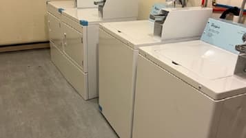 書桌、手提電腦工作空間、床單