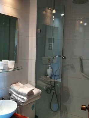 Suite, 1 lit double | Salle de bain | Douche, articles de toilette de luxe, sèche-cheveux, serviettes fournies