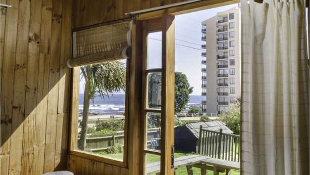 Standard Bungalow, Multiple Beds, Beach View, Beachfront | Living room | Flat-screen TV - Hostería Montemar (El Tabo)