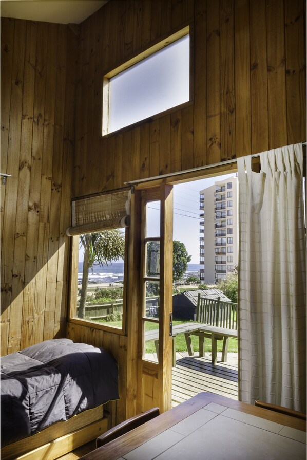 Standard Bungalow, Multiple Beds, Beach View, Beachfront | Living room | Flat-screen TV - Hostería Montemar (El Tabo)