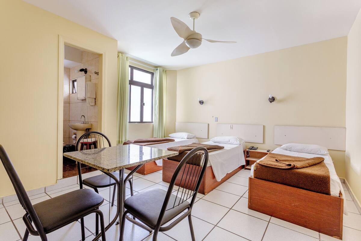 Quarto triplo econômico | 1 quarto, roupas de cama antialérgicas, espaço de trabalho para notebook