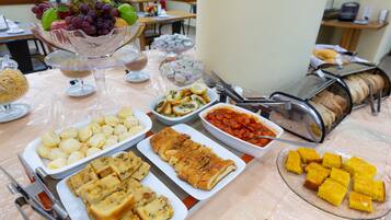 Café da manhã com buffet grátis todos os dias