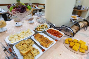 Free daily buffet breakfast  - Daher Center Hotel (São Paulo)