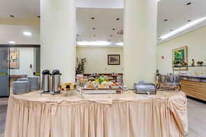 Buffet déjeuner gratuit tous les jours