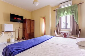 Chambre exclusive, 1 très grand lit | Literie hypoallergénique, espace de travail pour ordinateurs portables