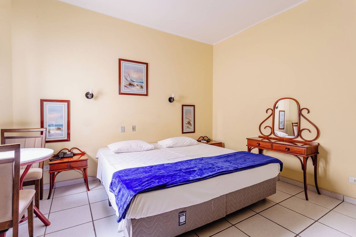 Quarto exclusivo, 1 cama King | 1 quarto, roupas de cama antialérgicas, espaço de trabalho para notebook