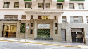 Un edificio con un cartello sopra l'ingresso che riporta la scritta "DAHER CENTER HOTEL".
