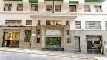 Vista frontal de la propiedad