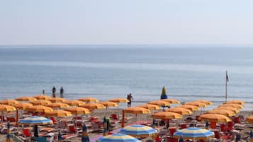 Playa privada en los alrededores, camastros y sombrillas